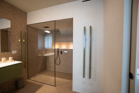 Bagno in stile moderno di 11 di Alessandra Parolini Studio