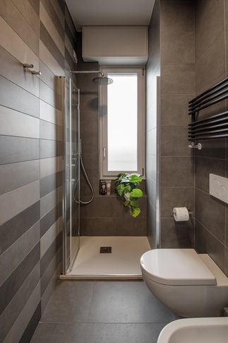 Bagno in stile contemporaneo di 8 di architetto Caterina Martini