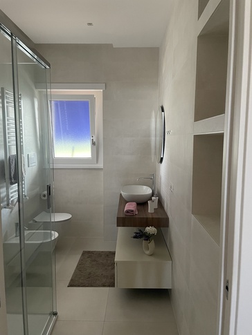 Bagno in stile contemporaneo di 5 di Chiara Pinto Architetto