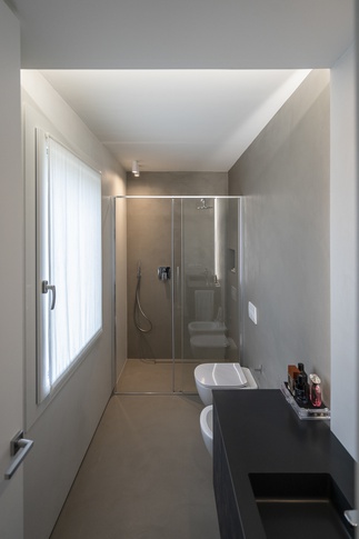 Bagno in stile moderno di 5 di L2 architecture + interior design