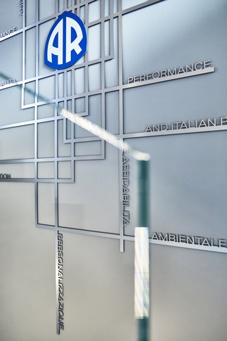 Open Space in stile industriale di 3800 di COLLETTIVO_INVƎRSO Open Space in stile industriale di 3800 di COLLETTIVO_INVƎRSO