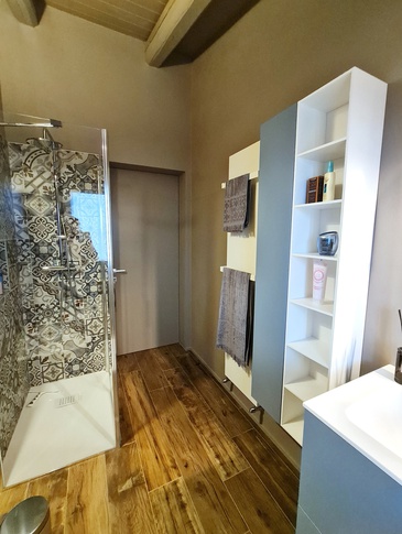 Bagno in stile moderno di 4 di Distretto Lab