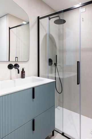 Bagno in stile contemporaneo di 10 di HV8 Architettura