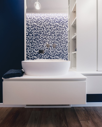 Bagno in stile contemporaneo di 6 di Annalisa Carli Architetto