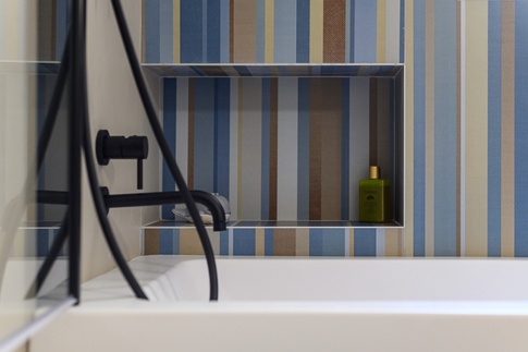 Bagno in stile moderno di 9 di Re-Built Studio