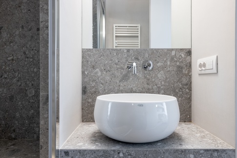 Bagno di Servizio in stile moderno di 4 di Archifacturing - Sara Cimarelli & Giorgio Opolka architetti