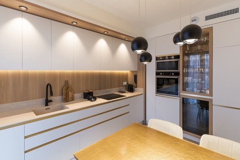 Cucina in stile moderno di 11 di Davide Gratteri Architetto