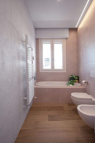 Bagno in stile contemporaneo di 6 di architetto Caterina Martini