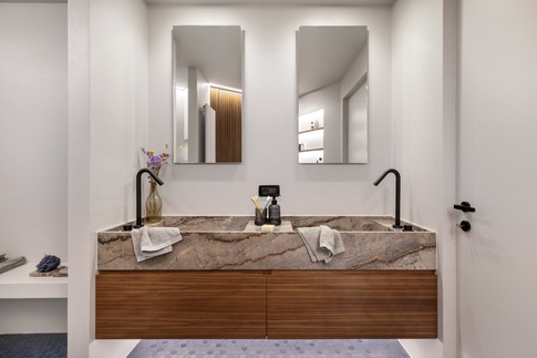 Bagno in stile contemporaneo di 6 di Chantal Forzatti architetto