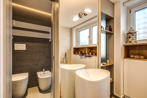 Bagno in stile contemporaneo di 8 di MOB Architects