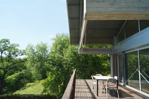 Terrazza in stile moderno di 48 di Domus Dreams