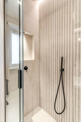 Bagno in stile contemporaneo di 5 di MOB Architects