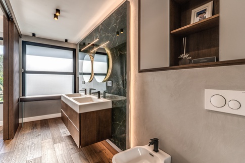 Bagno in stile contemporaneo di 6 di MOB Architects