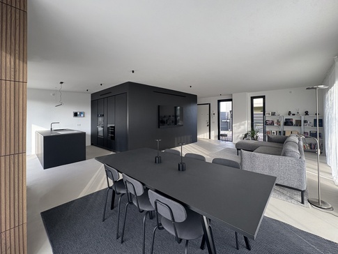 Open Space in stile minimal di 65 di LIT-ARCHITECTS Open Space in stile minimal di 65 di LIT-ARCHITECTS