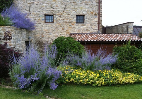 Giardino in stile moderno di 10000 di Studio Pinelli