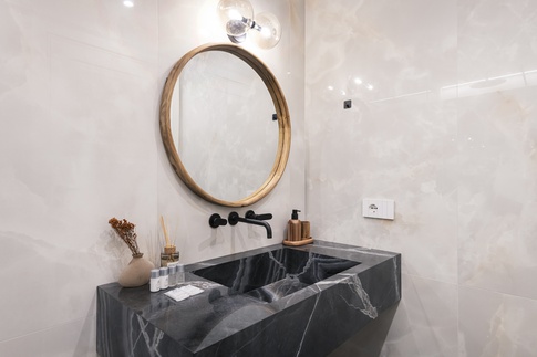 Bagno in stile contemporaneo di 6 di Studio Mariana Martini & Partners