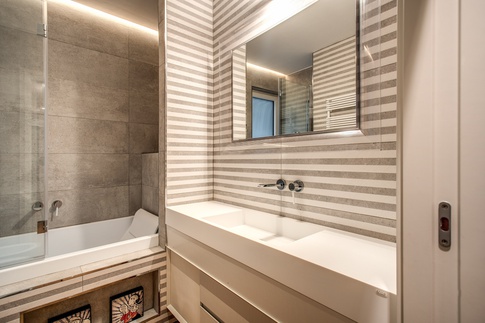 Bagno in stile contemporaneo di 4 di MOB Architects