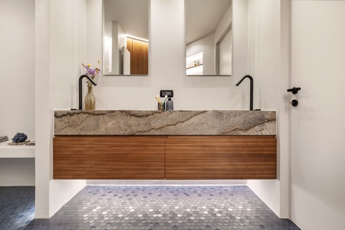 Bagno in stile contemporaneo di 6 di Chantal Forzatti architetto