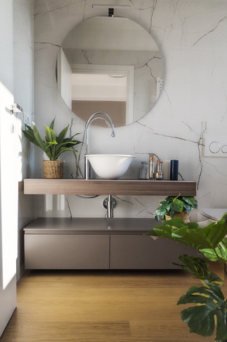 Bagno in stile contemporaneo di 5 di architetto Caterina Martini