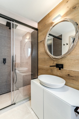 Bagno in stile contemporaneo di 4 di MOB Architects