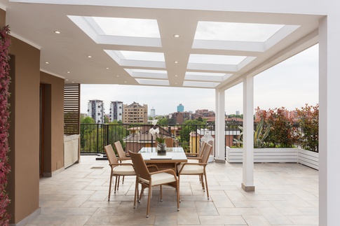 Terrazza in stile contemporaneo di 100 di Alice Palese Atelier