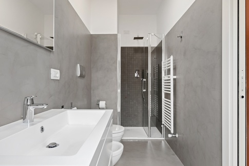 Bagno in stile contemporaneo di 4 di Agostinelli Architetti - Green Interior Design