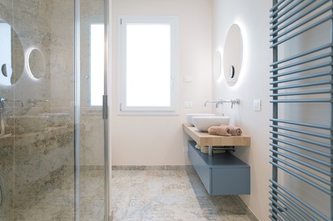 Bagno in stile contemporaneo di 6 di Simone Valbusa Architect