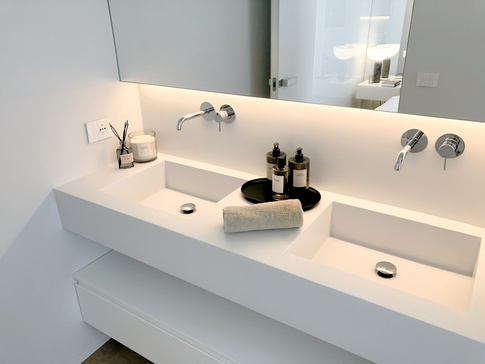 Bagno in stile contemporaneo di 6 di Francesca Macellari