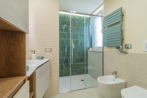 Bagno di Servizio in stile moderno di 4 di Maria Cristina Orsi Architetto