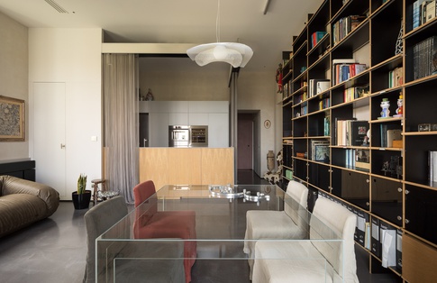 Open Space in stile contemporaneo di 36 di Valentina Garraffa architetto light designer