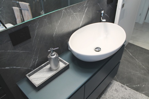 Bagno in stile moderno di 6 di Huit Studio