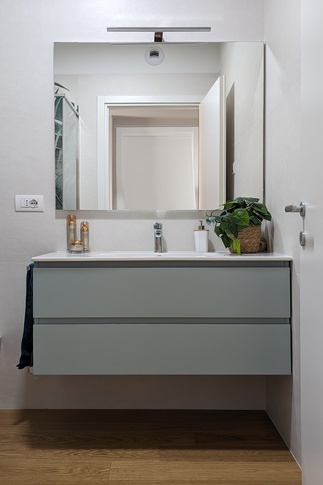 Bagno in stile contemporaneo di 5 di architetto Caterina Martini