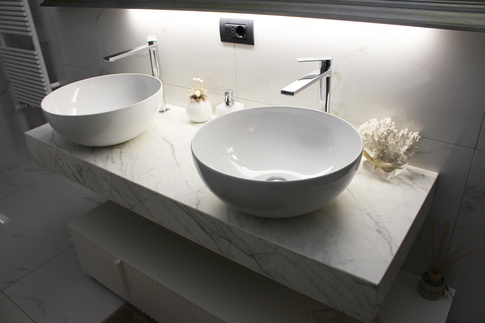 Bagno in stile moderno di 10 di 4rch gruppo di architettura