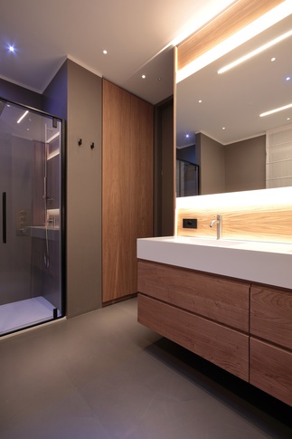 Bagno in stile contemporaneo di 4 di Paolo Basco Architetto