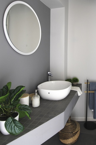 Bagno in stile contemporaneo di 6 di architetto Caterina Martini