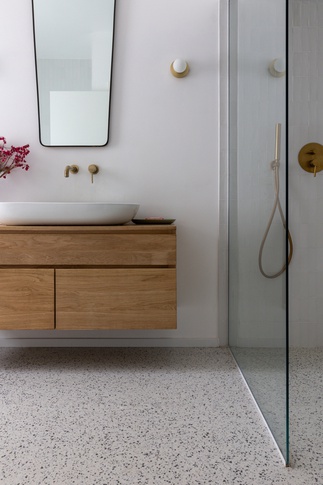 Bagno in stile eclettico di 8 di HV8 Architettura