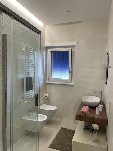 Bagno in stile contemporaneo di 5 di Chiara Pinto Architetto