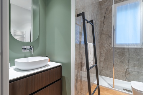 Bagno in stile contemporaneo di 4 di Annalisa Carli Architetto