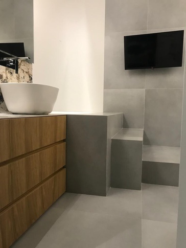 Bagno in stile contemporaneo di 8 di IMA STUDIO