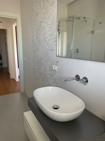 Bagno in stile contemporaneo di 5 di Chiara Pinto Architetto