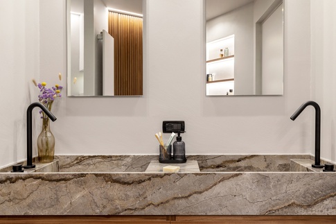 Bagno in stile contemporaneo di 6 di Chantal Forzatti architetto