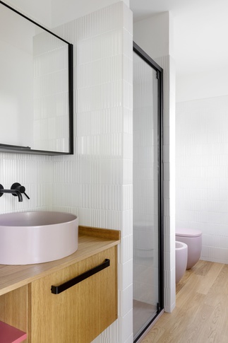 Bagno in stile contemporaneo di 8 di Essenza Studio