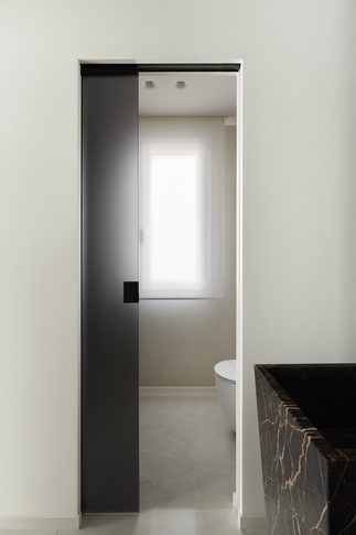 Bagno di Servizio in stile contemporaneo di 6 di Chantal Forzatti architetto