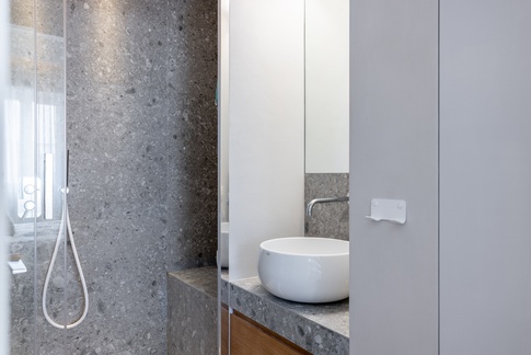 Bagno di Servizio in stile moderno di 4 di Archifacturing - Sara Cimarelli & Giorgio Opolka architetti