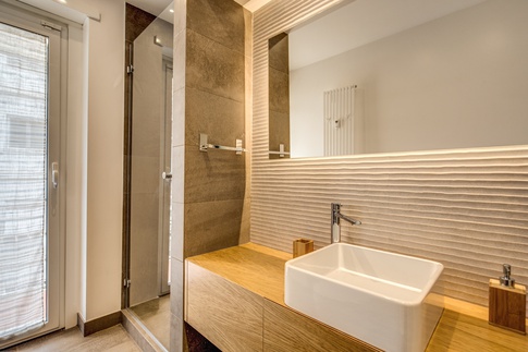 Bagno in stile contemporaneo di 6 di MOB Architects