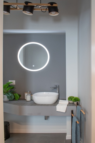 Bagno in stile contemporaneo di 6 di architetto Caterina Martini