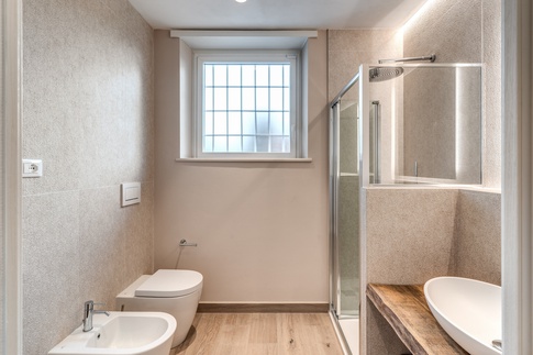 Bagno in stile coloniale di 4 di MOB Architects