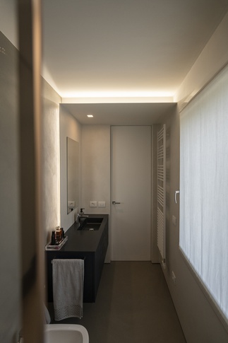 Bagno in stile moderno di 5 di L2 architecture + interior design