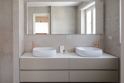 Bagno in stile contemporaneo di 7 di Architetto Sara Edalatkhah