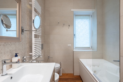 Bagno in stile contemporaneo di 6 di BB1 Architettura & Design